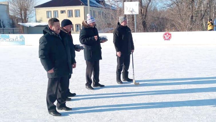 Сегодня на центральном катке прошел товарищеский турнир по хоккею с мячом, посвящённый 80-и летию образования Ульяновской области..