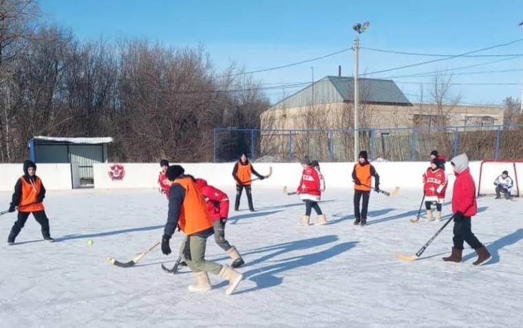Сегодня на центральном катке прошел товарищеский турнир по хоккею с мячом, посвящённый 80-и летию образования Ульяновской области..